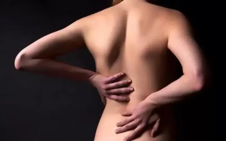 With osteochondrosis, you can rub your back with a traditional warming rub.